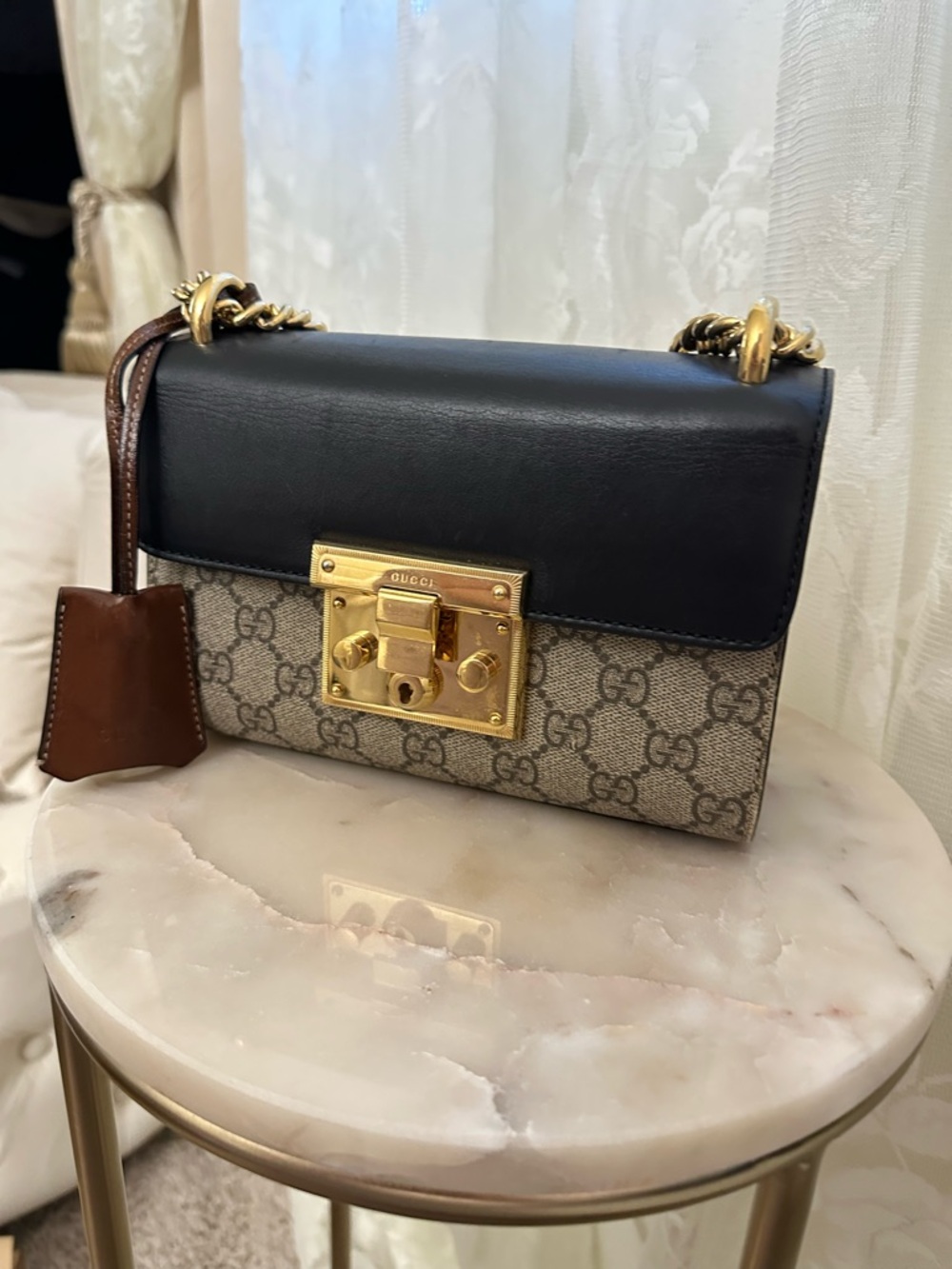 Authentic Gucci Black Leather and Beige GG Supreme Shoulder Bag - Picture 2 of 8